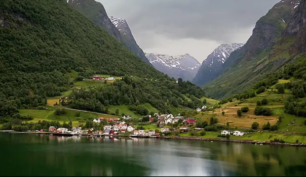Норвежская деревня, спрятавшаяся во фьорде.