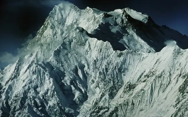 Нанга Парбат Месторасположение: Пакистан. Гималаи Высота: 8 126 м До того как Эверест обрел свою популярность среди альпинистов, именно Нанга Парбат занимал первенство по числу погибших на его склонах скалолазах. За что и получила прозвище Гора-убийца. В 1953 году пытаясь добраться до ее вершины, погибло сразу 62 человека. С тех пор, видимо, гора утолила свою жажду крови. На сегодняшний день смертность существенно снизилась – до 5,5%.