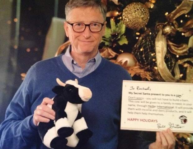 Билл Гейтс делает подарки обычным людям на рождество.