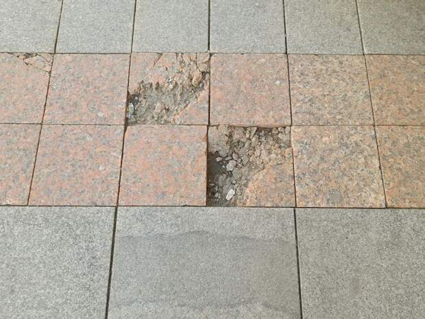 Ямы и выбоины на брусчатке — приметы весеннего Владивостока