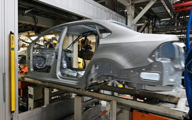 Лазерная пайка - полностью автоматическая операция, которую производят роботы в закрытой камере.