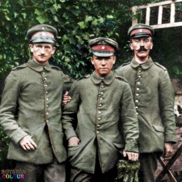 Ефрейтор Адольф Гитлер (справа) со своими боевыми товарищами из 16-го баварского резервного пехотного полка. | Фото: pinterest.com.