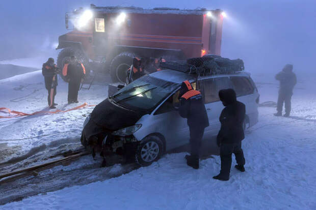Следователи Якутии возбудили дело после того, как авто ушло под воду на Лене
