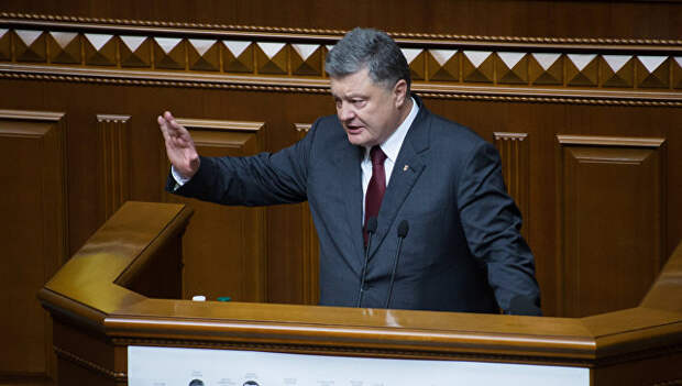 Президент Украины Петр Порошенко выступает во время заседания Верховной Рады Украины в Киеве. Архивное фото