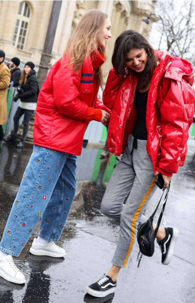 Уличный стиль Парижа 2018. Джинсы в сочетании с красной курткой