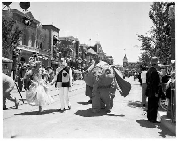 Диснейленд в день своего открытия в 1955 году диснейленд, открытие