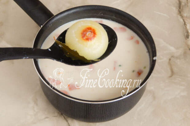 Время от времени помешивая, варим сырный суп до тех пор, пока сырки полностью не растворятся в бульоне