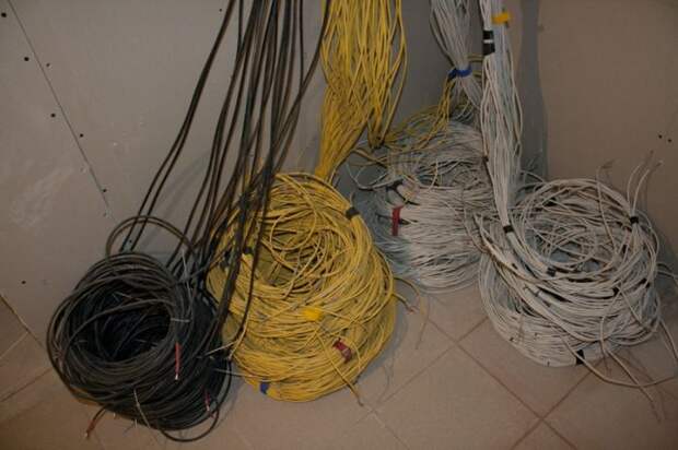 С чем укладчикам кабеля приходится сталкиваться каждый день (34 фото)