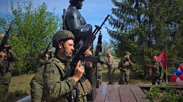 Российские военные восстановили памятник героям ВОВ в селе Булавиновка в ЛНР