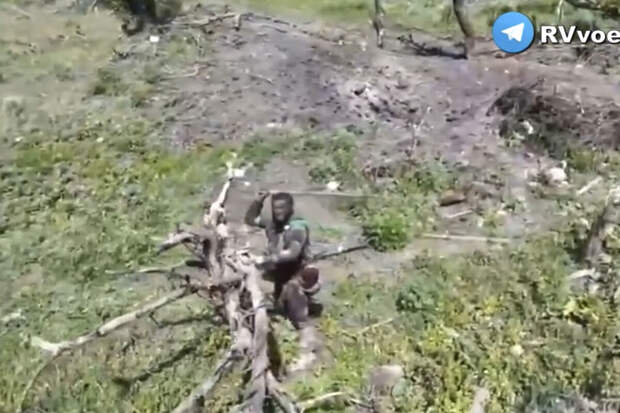 "РВ": темнокожий солдат ВС РФ с помощью палки отогнал от себя украинский дрон