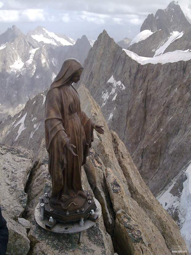 Альпы, статуэтка Девы Марии на вершине Dent du Geant