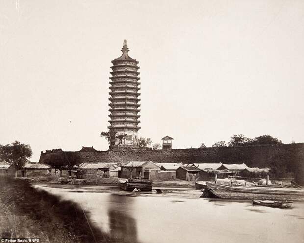 Многоуровневое башня: Пагода около Tungchan.  Фотографии собираются с молотка на Лавренчес аукционов в Crewkerne, Сомерсет, и может принести до £ 70,000