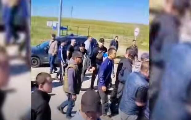 В сети распространяется видео на кадрах которого видно как выходцы из Таджикистана устроили драку на казахстанско-российской границе.-3