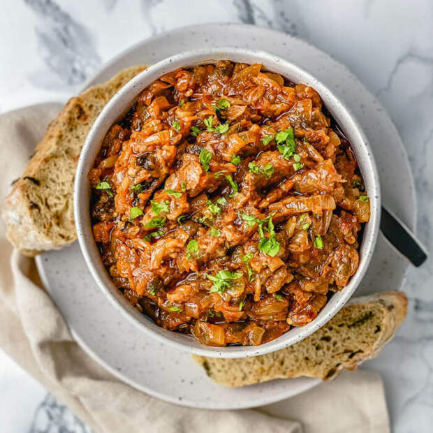 Икра из баклажанов. \ Фото: theyummybowl.com. Икра из баклажанов. \ Фото: theyummybowl.com.