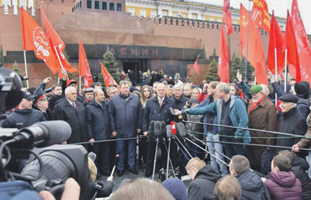 Коммунисты отбили Ленина и Красную площадь