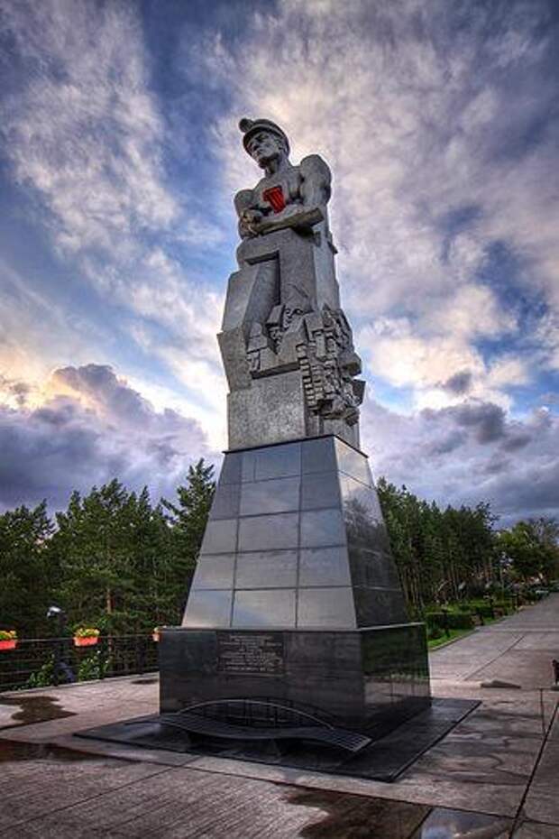 Памятник память. Монумент «память шахтерам Кузбасса» Кемерово. Монумент память шахтерам Кузбасса. Эрнст неизвестный память шахтерам Кузбасса. Памятник шахтерам Кемерово.