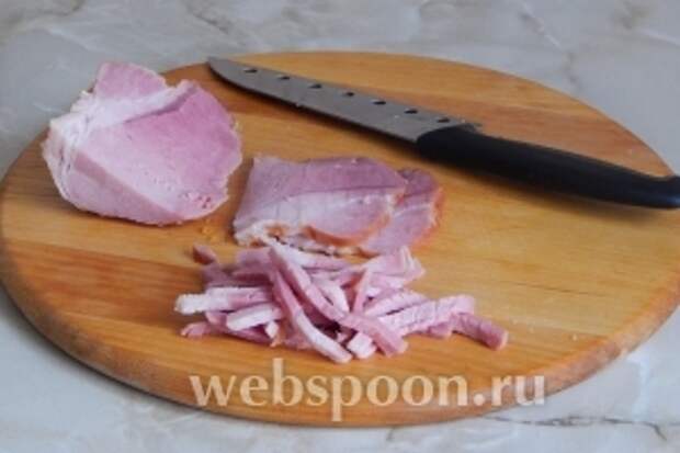 Балык (язык) также нарезаем тонкими полосками.
