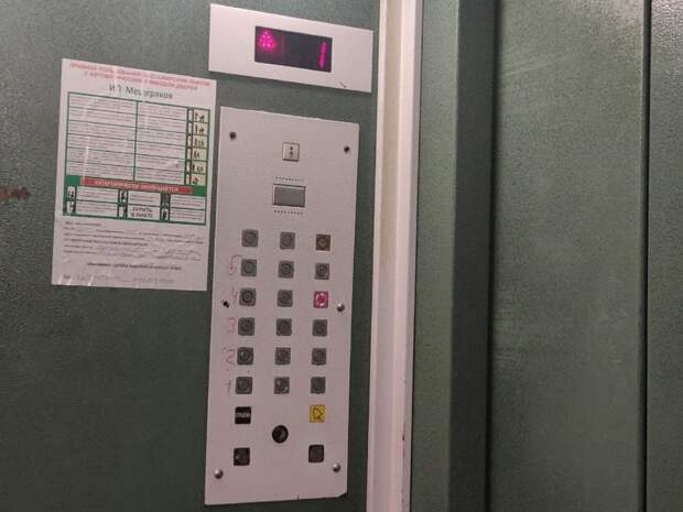 Кабина лифта на Авиаконструктора Миля стала «закусывать» створками пассажиров