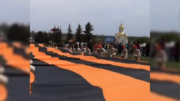Юнармейцы развернули 300-метровую георгиевскую ленту на мемориале Саур-Могила