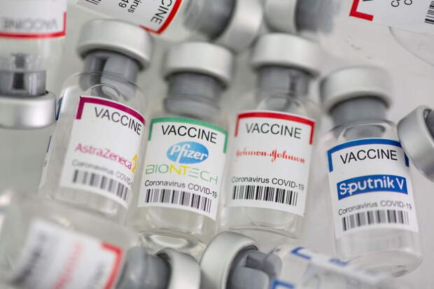 Доктор Мясников: любая вакцина может быть опасна в одном случае из миллиона