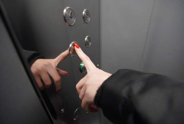 «Гремящий» лифт починили в доме в Песчаном переулке