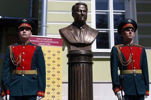 На «Аллее правителей» в Москве установили бюст Ельцина