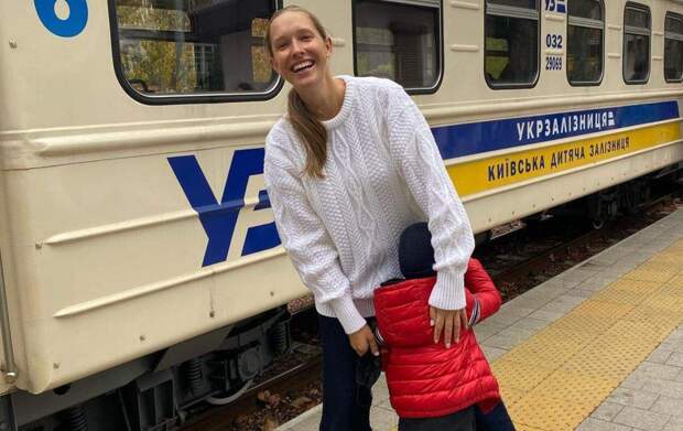 Екатерина Осадчая побывала со средним сыном на детской железной дороге