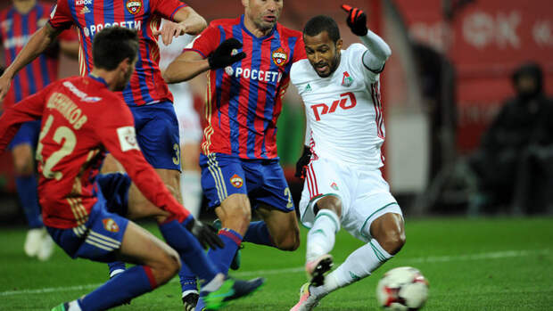 Вчера. Москва. Черкизово. "Локомотив" - ЦСКА - 1:0. 65-я минута. Защитники армейцев Георгий ЩЕННИКОВ и Василий БЕРЕЗУЦКИЙ пытаются помешать МАЙКОНУ, после удара которого мяч окажется в воротах. Фото Алексей ИВАНОВ, "СЭ"