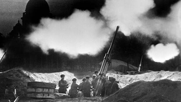 Город на грани и салют свободы: 82 года назад была снята блокада Ленинграда