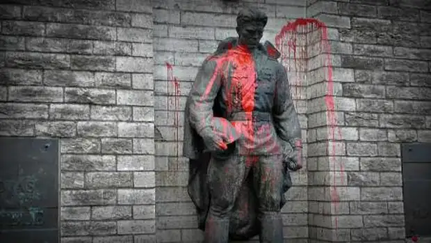 Войну с памятниками следует расценивать как подготовку к агрессии