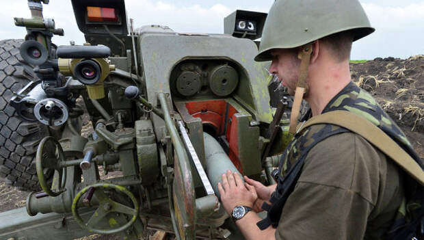 Артиллерист Украинской армии заряжает пушку. Архивное фото