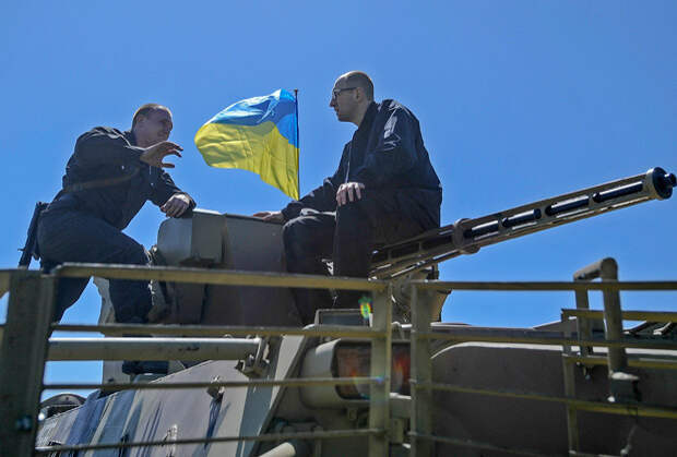 Премьер-министр Украины Арсений Яценюк во время посещения войск возле Славянска, 7 мая 2014 года