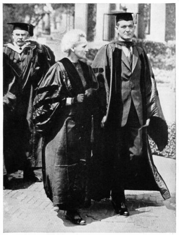 Мария Кюри в турне по Соединенным Штатам в 1921 году с деканом Пегрэмом из Инженерной школы Колумбийского университета.