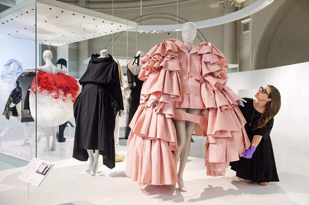 Открытие выставки Balenciaga: Shaping Fashion, посвященной 100-летию открытия первого модного дома Кристобаля Баленсиаги, в Музее V&A в Лондоне, 24 мая 2017 г.