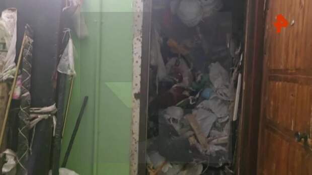 Мертвую пенсионерку нашли в захламленной квартире в Петербурге
