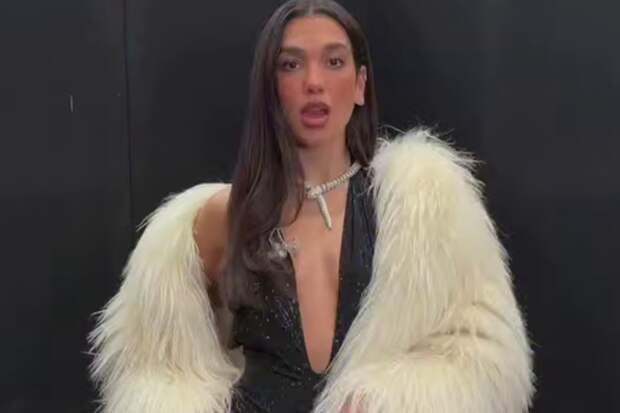 Певица Дуа Липа в боди с декольте до живота и шубе снялась перед концертом