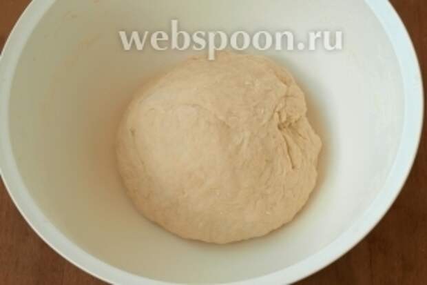 Замесить мягкое тесто, накрыть и убрать на час в тёплое место.