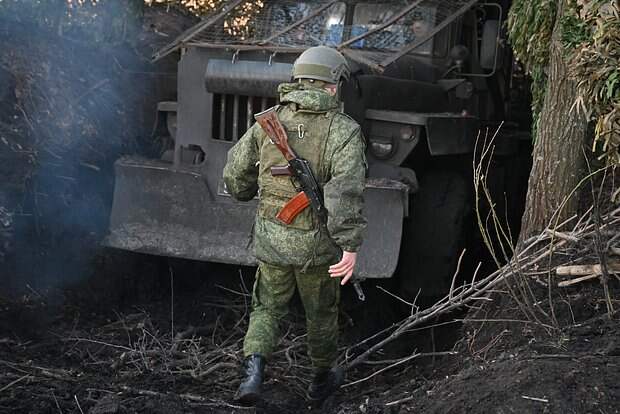 Российский боец СВО под обстрелами дронов ВСУ вернулся за забытым раненым сослуживцем