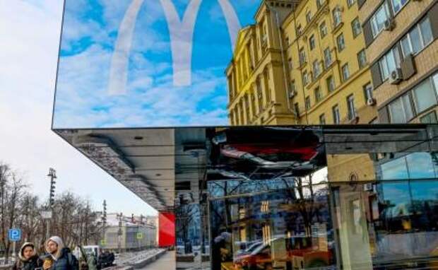 На фото: прохожие у ресторана McDonald's на одной из улиц Москвы