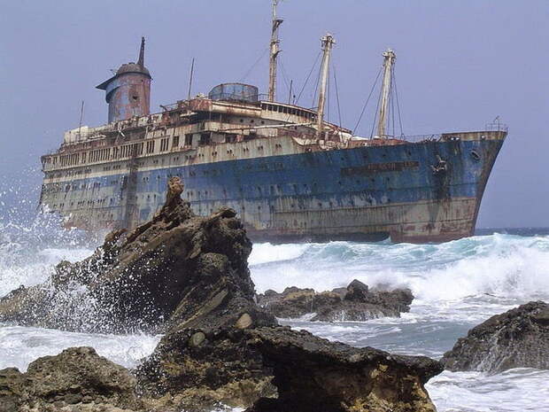 Затонувший океанский лайнер «SS America»