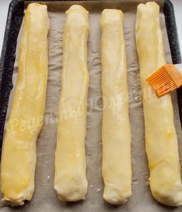 смазываем взбитым яйцом