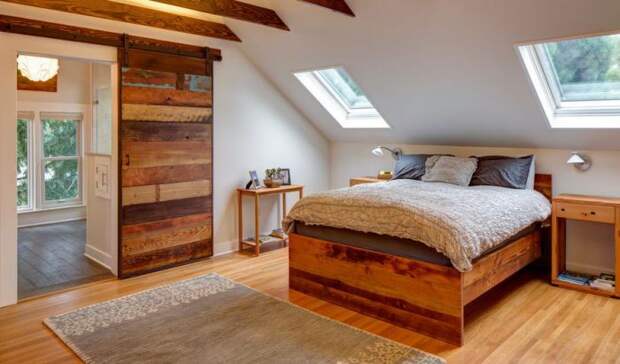 Хороший вариант оформления спальни с множеством деревянных элементов, что создадут тонкую и очаровательную атмосферу.