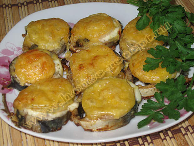 Рыба запеченная с луком и сыром