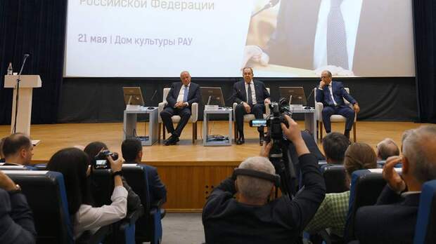 Лавров пошутил на тему семейного положения на встрече со студентами в Ереване