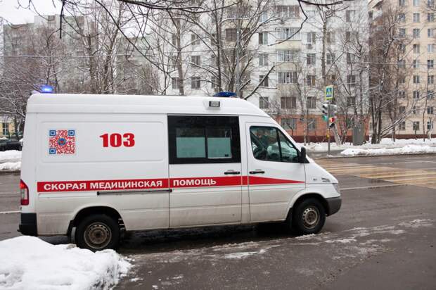 Машина скорой помощи стоит на улице