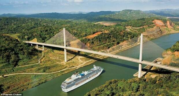 10. Круизное судно Princess Cruises плывет по Панамскому каналу под мостом Столетия, возведенном в 2004 году красиво, красивые места, круиз, круизы, мир, паром, путешествия, фото