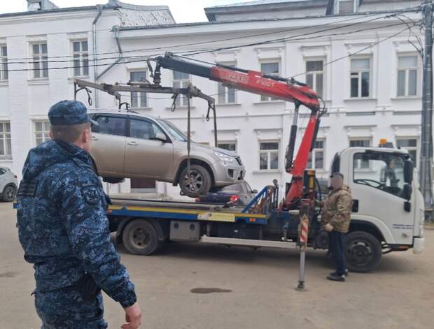 Даниловец приехал к приставу на внедорожнике, а ушел пешком