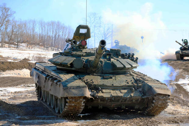 На полигонах ВВО военнослужащие совершенствуют навыки по скоростному вождению танков