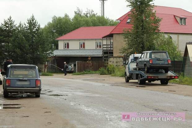 В Тверской области эвакуировали набитый арбузами "ВАЗ"