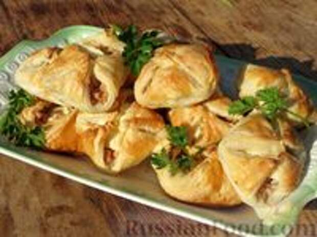Фото к рецепту: Слоёные пирожки с мясным фаршем и сливочным сыром (в духовке)
